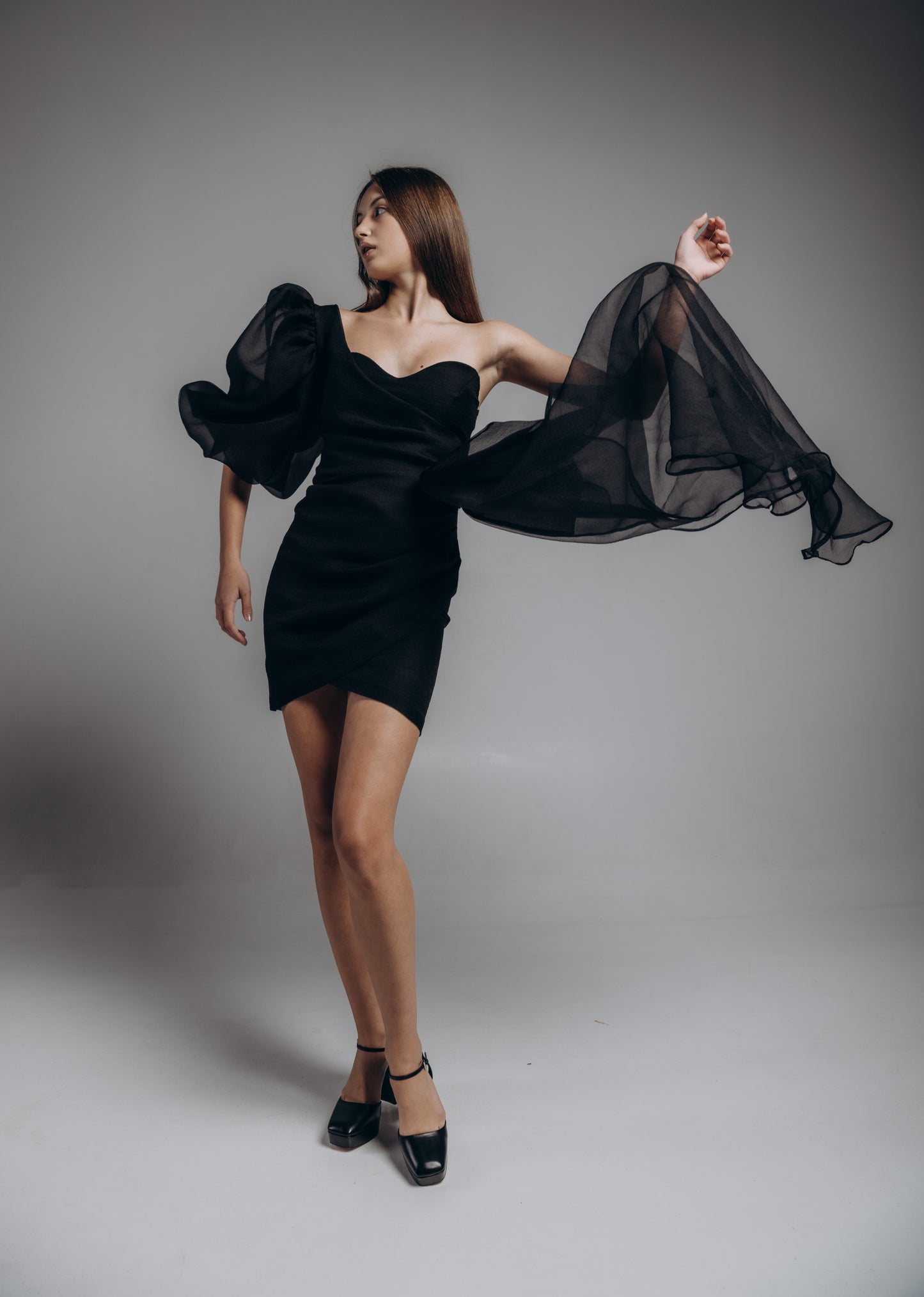 Чорна міні-сукня з органзи з плечиком