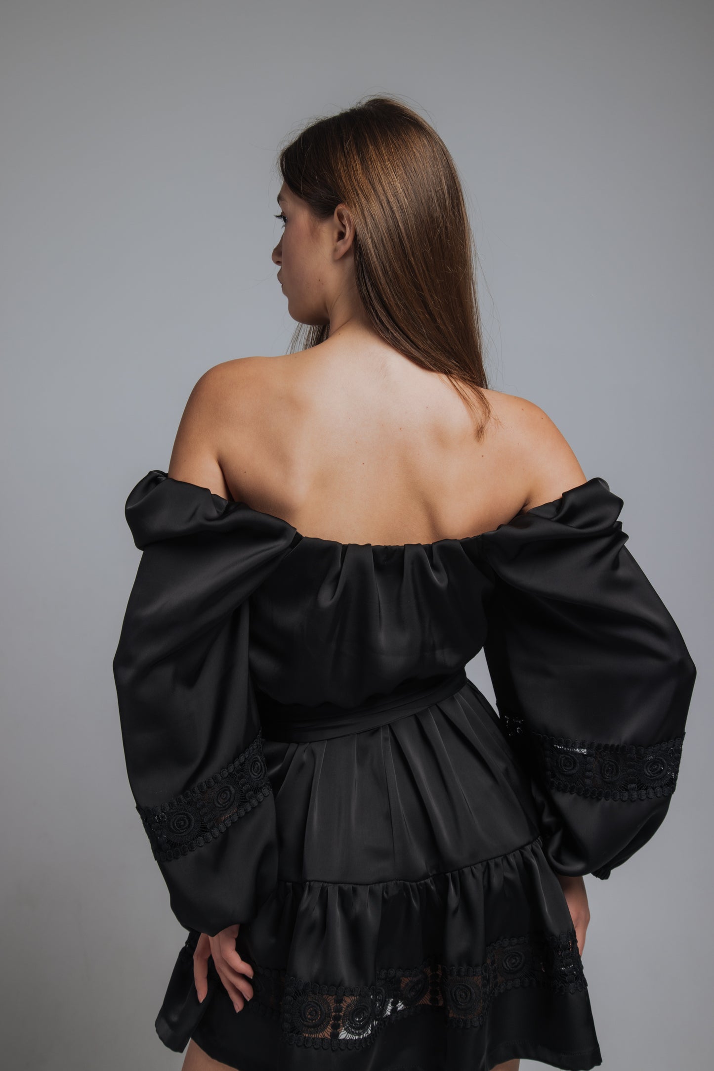 Шовкова міні-сукня з відкритими плечима з мереживом