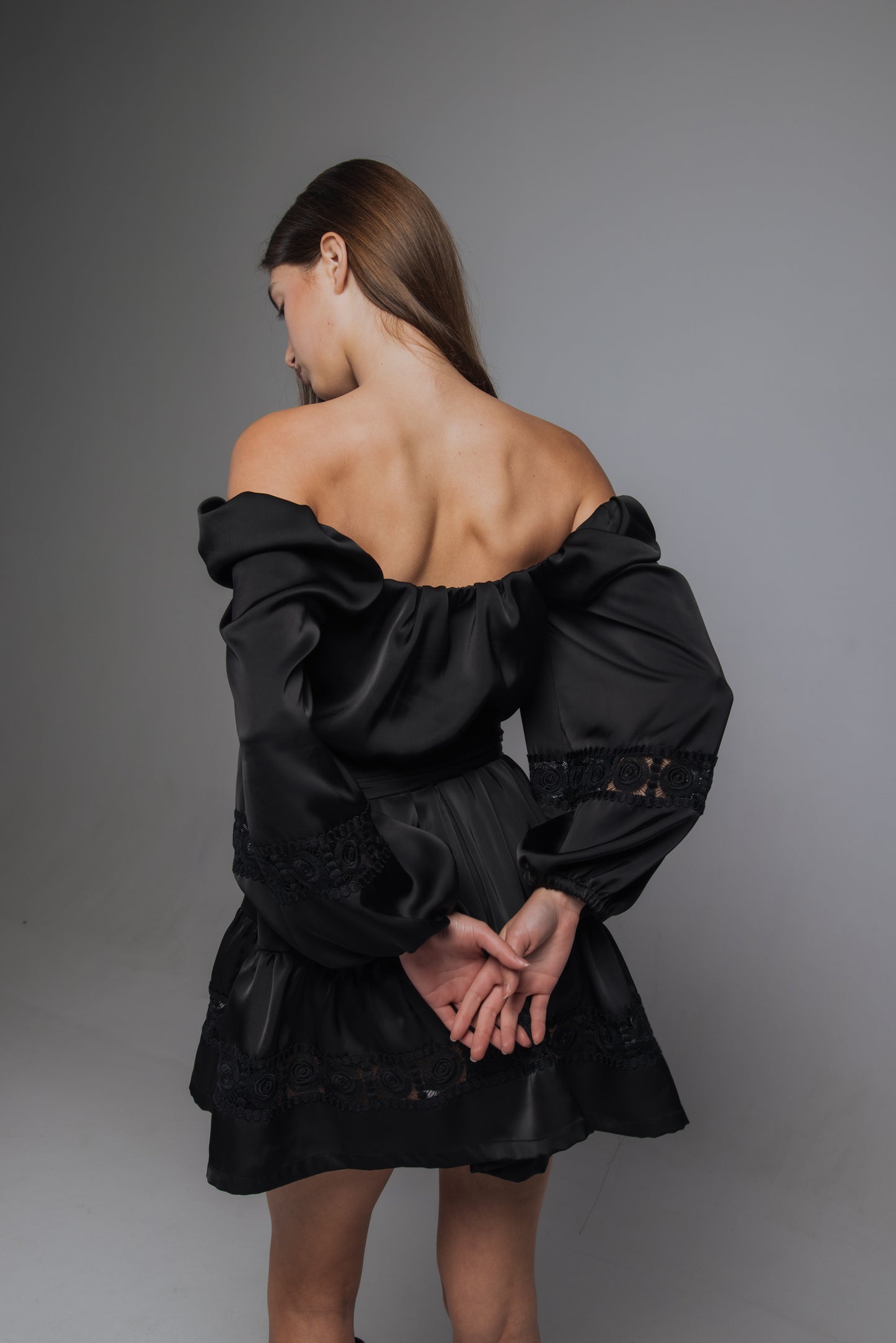 Шовкова міні-сукня з відкритими плечима з мереживом