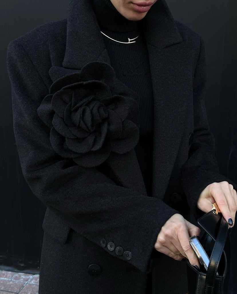 Вовняне стильне пальто з брошкою троянда